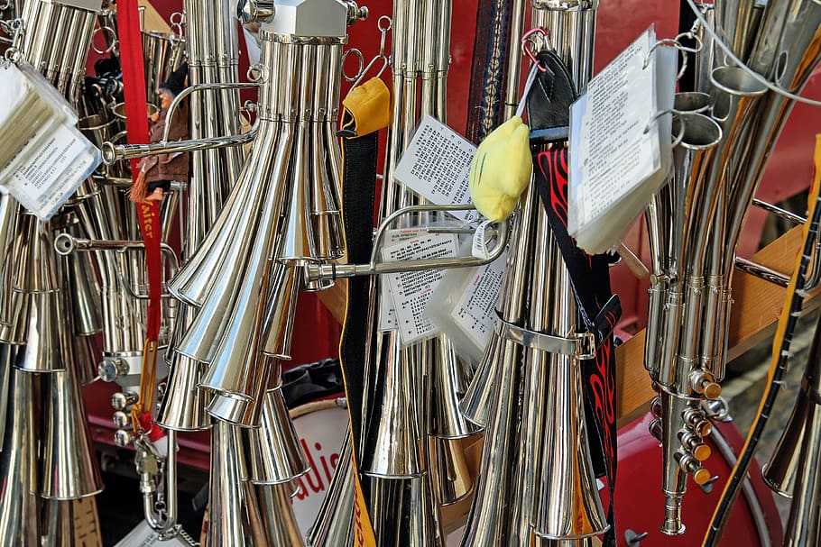 Foto, grå, trompeter, musikinstrumenter, shawms, vindinstrumenter, ark shawms, instrumenter, skinnende, messing instrument, schalmeienkapelle, karneval, Fasnet, Freiburg, stor gruppe af objekter, ingen mennesker, baggrunde, industri, indendørs, tæt på, dag, overflod, valg, musik, musikinstrument, kollektion, detail, variation, hængende, til salg, fuld ramme, marked, bundet op, metal, udendørs, træ - materiale, 4K