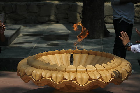 endloses Feuer, Feuer, Verbrennung, Fokus auf den Vordergrund, menschliches Körperteil, Tag, Lebensmittel, halten, Essen und Trinken, echte Menschen, Nahansicht, Natur, zufällige Menschen, Hand, eine Person, draußen, Religion, Körperteil, Flamme, Holz - Material, Glauben, Anordnung, Snack, Versuchung, 4K, CC0, gemeinfrei, lizenzfrei