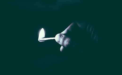 fuoco, buio, notte, scintilla, luce, incontro, persone, mano umana, parte del corpo umano, mano, una persona, detenzione, questioni sociali, parte del corpo, comunicazione, adulto, in casa, illuminato, dito, girato in studio, dito umano, accensione, segnale di pericolo, vista laterale, 2K, CC0, dominio pubblico, privo di copyright