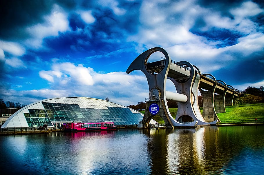 estructures, cos, aigua, ennuvolat, cel, falkirk, roda, canal, enginyeria, ascensor, Escòcia, turisme, transport, escocès, atracció, acer, enorme, grand, gris, pesat, gran, majestuós, massiu, rotar, rotació, sòlid, fort, vaixell, arquitectura, endavant, referència, turista, enginyer, clyde, núvol - cel, reflexió, naturalesa, estructura construïda, davant del mar, dia, cap gent, exterior de l'edifici, destinacions de viatge, riu, viatjar, a l'aire lliure, pont, blau, pont - estructura feta per l'home, 5K