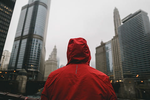 persona, indossare, rosso, felpa con cappuccio, in piedi, davanti, alto, sorgere edifici, giacca con cappuccio, di fronte, edifici della città, costruzione, architettura, Torre, grattacielo, città, esterno dell'edificio, una persona, capi di abbigliamento, retrovisore, struttura costruita, cappuccio, vita di città, cappuccio - abbigliamento, edificio per uffici esterno, dalla vita in su, adulto, colpo alla testa, camicia con cappuccio, cielo, all'aperto, paesaggio urbano, 5K, CC0, dominio pubblico, privo di copyright