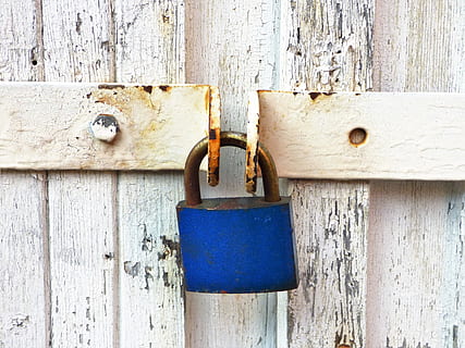 lucchetto, serratura, ruggine, ferro, Entrata, lucchetto di metallo, etichette per lucchetti, vecchia porta, blu, bianca, elementi, legno - materiale, sicurezza, porta, vecchio, chiuso, metallo, cancello, arrugginito, vecchio stile, recinto, nessuno, avvicinamento, protezione, sospeso, chiavistello, giorno, all'aperto, struttura costruita, intemperie, 4K, CC0, dominio pubblico, privo di copyright