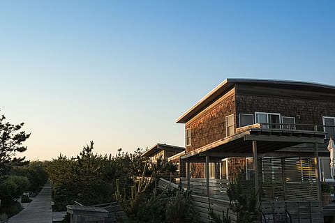 Casa, capanna, costruzione, vacanza, di legno, terrazza, pino, alberi, vegetazione, sentiero, idilliaco, panoramico, sera, tramonto, luce, architettura, esterno dell'edificio, struttura costruita, cielo, cielo sereno, natura, albero, quartiere residenziale, pianta, giorno, nessuno, copia spazio, all'aperto, legno - materiale, città, finestra, tetto, luce del sole, 1080P, CC0, dominio pubblico, privo di copyright