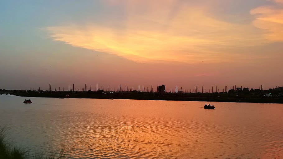 posta de sol, riu, tarda, dhaka, bd, cel, aigua, color taronja, escenics - natura, bellesa a la natura, núvol - cel, reflexió, naturalesa, davant del mar, arquitectura, cap gent, ciutat, paisatge, estructura construïda, exterior de l'edifici, tranquil·litat, silueta, sol, a l'aire lliure, paisatge urbà, cel romàntic, gratacels, 4K
