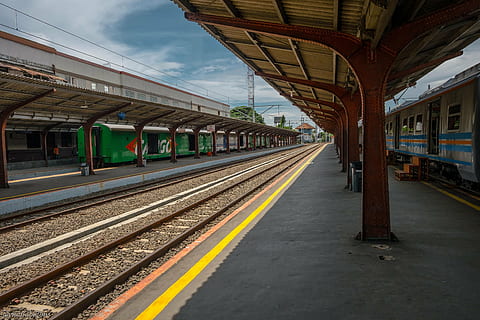 stasiun, melatih, langit, rel kereta, angkutan, platform stasiun kereta api, perjalanan, transportasi kereta api, jalur, kendaraan umum, Stasiun kereta api, moda transportasi, struktur yang dibangun, Arsitektur, kereta - kendaraan, alam, awan - langit, hari, tidak ada orang, di luar rumah, kota, kolom arsitektur, panjang, 4K, CC0, domain publik, bebas royalti