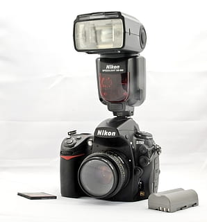 カメラ, ニコン, デジタル一眼レフ, フラッシュ, ニコンd700, d700, 写真のテーマ, カメラ - 写真機器, 技術, 写真機材, レンズ - 光学機器, テキスト, デジタルカメラ, 閉じる, 無人, 装置, 静物, アクティビティ, 屋内で, 白色の背景, 撮影, 機械, 日, 西洋文字, コミュニケーション, 2K, CC0, パブリックドメイン, ロイヤリティフリー