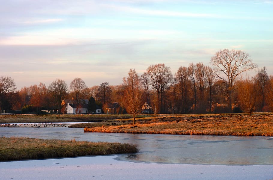Eis, Winter, Sonnenuntergang, zing, Frost, Baum, Schilf, Haus, Landschaft, Himmel, Wasser, Pflanze, Schönheit in der Natur, Szenen - Natur, Ruhe, ruhige Szene, See, Natur, keine Leute, wolke - himmel, Nicht-städtische Szene, Reflexion, Herbst, idyllisch, orange Farbe, Veränderung, draußen, 4K