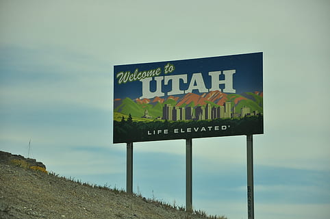 Utah, Natur, Wüste, Text, westliche Schrift, Kommunikation, Himmel, wolke - himmel, Zeichen, Beratung, Straße, keine Leute, Tag, Land, Information, Großbuchstabe, draußen, Richtung, Hinweisschild, Umgebung, Wasser, Horizont, 2K, CC0, gemeinfrei, lizenzfrei