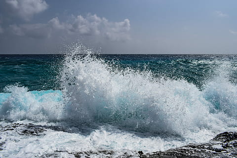 olas, chapoteo, viento, rociar, espuma, cielo, nubes, naturaleza, salpicaduras, mar, costa, marina, tormenta, agua, movimiento, poder en la naturaleza, belleza en la naturaleza, poder, ola, deporte, paisajes - naturaleza, horizonte sobre el agua, nadie, día, horizonte, rotura, deporte acuático, al aire libre, golpear, 5K, CC0, dominio público, libre de derechos