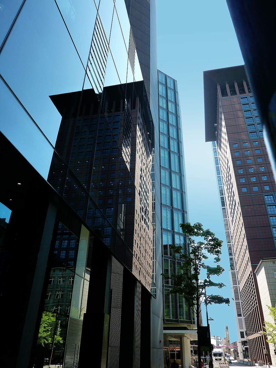 gratacels, reflexió, edifici, façana, arquitectura, vidre, finestra, edifici d'oficines, casa, arquitectura moderna, modern, ciutat, façana de vidre, frontal de vidre, façana de la casa, duplicació, exterior de l'edifici, exterior d’edifici d’oficines, estructura construïda, vista d’angle baix, cel, oficina, vidre - material, naturalesa, cel clar, dia, alta - alta, cap gent, torre, llum solar, a l'aire lliure, districte financer, 2K