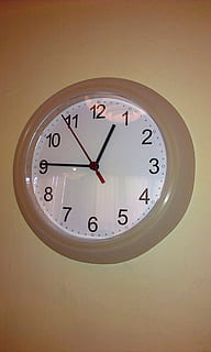 Uhr, Zeit, tipps, Minute, Std, Nummer, Wanduhr, Instrument der Zeit, Wandbau - Funktion, drinnen, Kreis, Richtigkeit, Geometrische Figur, keine Leute, gestalten, Ziffernblatt, Minutenzeiger, Flachwinkelansicht, Kommunikation, Nahansicht, Wand, montiert, Uhrzeiger, 2K, CC0, gemeinfrei, lizenzfrei