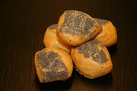 řemeslník, snídaně chléb, rohlíky, peče chléb, chléb, snídaně, stolování, jídlo, čerstvě upečený, drobky, jídlo a pití, stůl, svěžest, stálý život, pečený, detail, hnědý, uvnitř, blahobyt, nikdo, připraven jíst, Zdravé stravování, vysoký úhel pohledu, požitek, drdol, skupina objektů, sladké jídlo, dřevo - materiál, Svačina, pokušení, hnědý chléb, 2K, CC0, veřejná doména, bez autorských práv