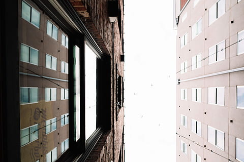 baix, fotografia d'angle, dos, de gran alçada, edificis, vista inferior, marró, concret, arquitectònic, arquitectura, patrons, finestra, línies, estructura construïda, exterior de l'edifici, edifici, barri residencial, dia, cap gent, ciutat, llum solar, apartament, a l'aire lliure, funció de construcció de parets, vell, cel clar, en fila, casa, naturalesa, paret, vista d’angle baix, directament a sota, 5K, CC0, domini públic, lliure de regalies