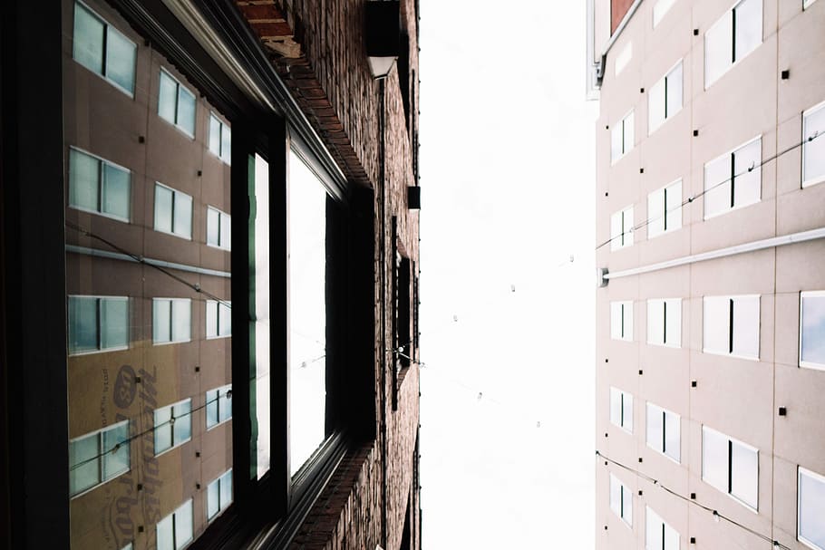 baix, fotografia d'angle, dos, de gran alçada, edificis, vista inferior, marró, concret, arquitectònic, arquitectura, patrons, finestra, línies, estructura construïda, exterior de l'edifici, edifici, barri residencial, dia, cap gent, ciutat, llum solar, apartament, a l'aire lliure, funció de construcció de parets, vell, cel clar, en fila, casa, naturalesa, paret, vista d’angle baix, directament a sota, 5K