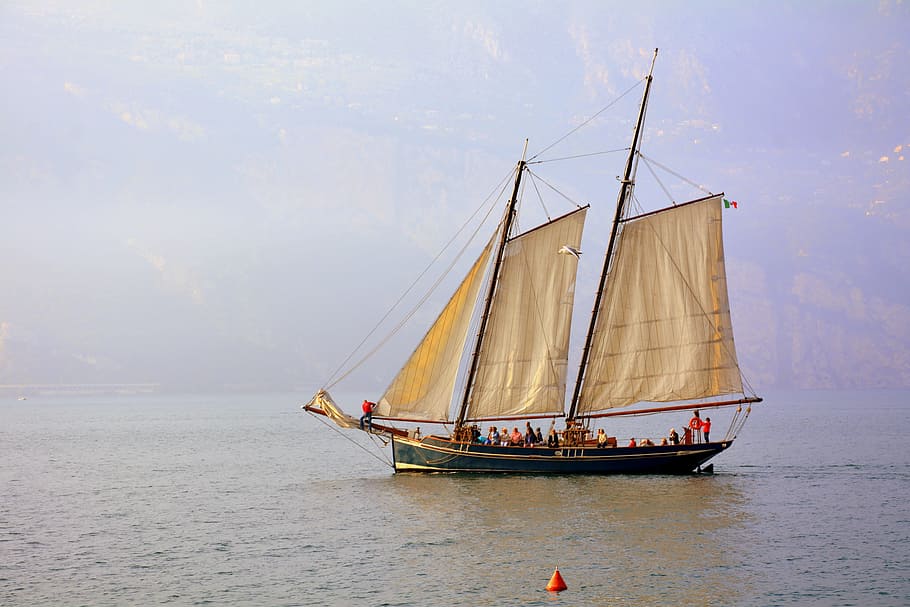 Segelschiff, See, Garda, segelt, Boot, Italien, Wasserfahrzeug, Transport, Segelboot, Transportmittel, Meer, Wasser, Segeln, Schiff, Himmel, Natur, Reise, Großsegler, wolke - himmel, Tag, draußen, Mast, zufällige Menschen, Szenen - Natur, Horizont über Wasser, 5K