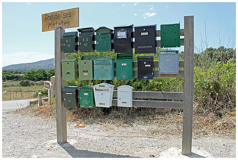 lot de boîtes aux lettres assorties, boites aux lettres, poster, facteur, point de collecte, livraison postale, des lettres, fournisseur, timbre, la nature, ciel, journée, terre, la communication, plante, personne, en plein air, champ, lumière du soleil, texte, récipient, signe, couleur verte, boîte, arbre, abandonné, dans une rangée, architecture, boîte - conteneur, 4K, CC0, domaine public, libre de droits