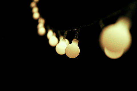 selektif, fotografi fokus, kuning, lampu senar, merapatkan, fotografi, berbalik, tali lampu, bolam, string light, cahaya, penerangan, kegelapan, dalam ruangan, tidak ada orang, tembakan studio, fokus selektif, latar belakang hitam, peralatan penerangan, gelap, diterangi, menyalin ruang, langit, fokus pada latar depan, perhiasan, listrik, malam, gantung, gerhana, aksesori pribadi, 5K, CC0, domain publik, bebas royalti