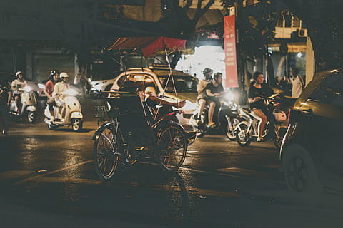 parque trike, a lo largo, autopista, motocicleta, gris, negro, bicicleta, gente, transporte, modo de transporte, calle, equitación, gran grupo de personas, ciudad, grupo de personas, arquitectura, gente real, vehículo terrestre, multitud, hombres, vida en la ciudad, adulto, noche, mujer, coche, Vehículo de motor, 5K, CC0, dominio público, libre de derechos