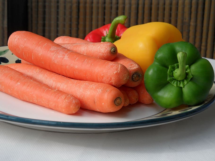 arrels, pebrots, verdures, escala vegetal, menjar i beguda, menjar, alimentació saludable, benestar, frescor, vegetals, placa, pebre, fruita, pastanaga, primer pla, vermell, cap gent, pebrot, a l'interior, arrel vegetal, color taronja, orgànic, tomàquet, natura morta, madur, 4K