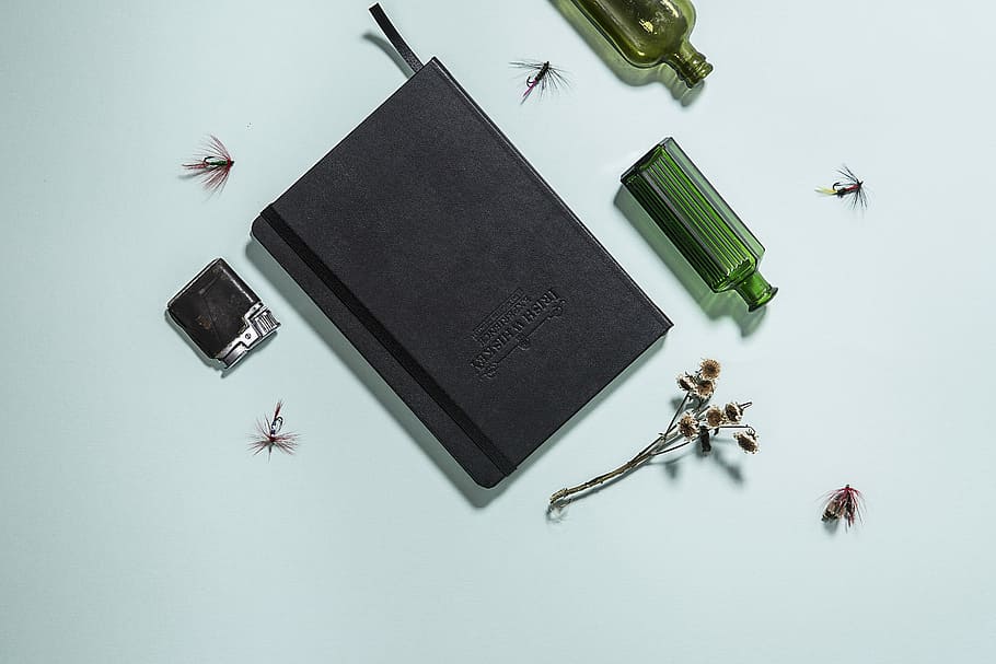 nero, cartonato, libro, accanto, bottiglia, Senza titolo, taccuino, carta, rivista, stazionario, accendino, diario, secco, verde, bicchiere, fiore, tavolo, Scrivi, segnalibro, girato in studio, in casa, vista dall'alto, pubblicazione, natura morta, nessuno, direttamente sopra, penna, grande gruppo di oggetti, tecnologia, natura, creatività, colore nero, gioielli, tecnologia wireless, sfondo bianco, comunicazione, accessorio personale, 5K