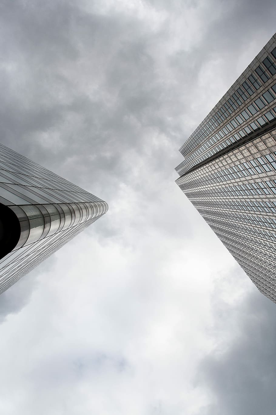 baix, fotografia d'angle, alt, edificis elevats, angle baix, fotografia, edificis de gran alçada, arquitectura, estructura construïda, gratacels, cel, torre, exterior de l'edifici, modern, escena urbana, vista d’angle baix, finestra, negocis, alta - alta, ciutat, edifici d'oficines, blau, acer, cap gent, a l'aire lliure, vidre - material, núvol - cel, exterior d’edifici d’oficines, edifici, dia, naturalesa, oficina, destinacions de viatge, 2K