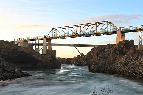 arquitectura, puente, río, agua, imágenes de la realeza, estructura construida, cielo, conexión, puente - estructura hecha por el hombre, transporte, naturaleza, frente al mar, Ingenieria, roca - objeto, rock, sólido, día, paisajes - naturaleza, al aire libre, bahía, agua que fluye, puente de arco, 5K, CC0, dominio público, libre de derechos