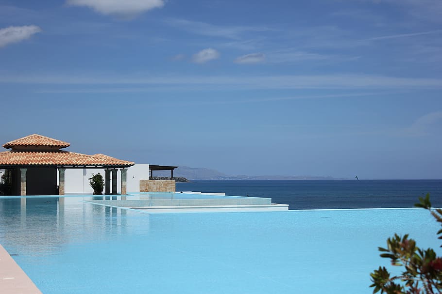 fotografia de paisatge, blau, nedar, piscina, vistes superiors, mar, durant el dia, piscina infinita, aigua, estructura construïda, arquitectura, dia, cel, bellesa a la natura, tranquil·litat, escena tranquil·la, escenics - natura, naturalesa, cap gent, complex turístic, núvol - cel, horitzó, horitzó sobre l’aigua, a l'aire lliure, luxe, 5K