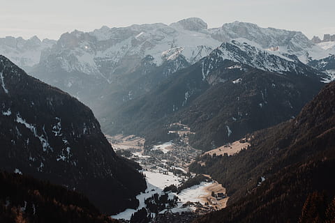 aerian, fotografie, Munte, parţial, acoperit, zăpadă, timpul zilei, lanțuri muntoase, fotografie aeriene, vale, natură, peisaj, scenics, de munte, varf de munte, în aer liber, iarnă, alpine europene, cer, nici o persoana, zi, scenice - natura, frumusețe în natură, temperatura rece, o scenă liniștită, mediu inconjurator, liniște, un munte acoperit de zăpadă, scenă non-urbană, idilic, stâncă, formare, 5K, CC0, domeniu public, fără drepturi de autor