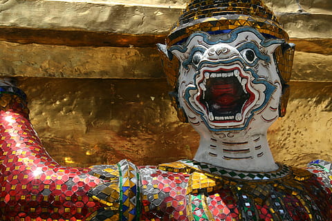 cara, expressió, resplendor, dents, vermell, blanc, or, tailandès, budista, Buda, religió, Tailàndia, decoració, art i artesania, representació, representació humana, escultura, estàtua, creença, multicolor, espiritualitat, cap gent, creativitat, semblança masculina, lloc de culte, estructura construïda, dia, arquitectura, vista d’angle baix, artesania, ornamentat, motiu floral, 4K, CC0, domini públic, lliure de regalies