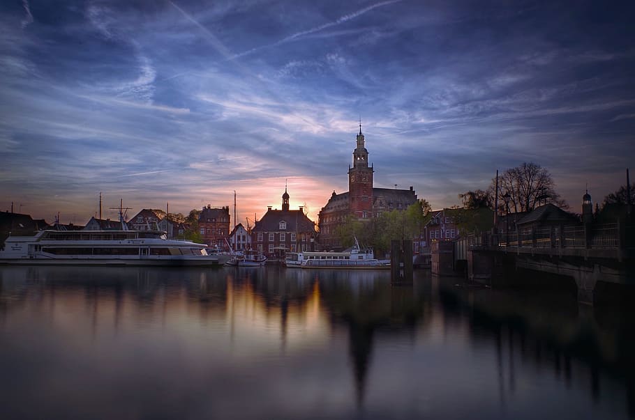 edifici, cos, aigua, arquitectura, reflexió, riu, aigües, vespre, port, leer ostfriesland, núvols, humor, posta de sol, cel, panorama, llac, cel de la nit, arbres, silueta, abendstimmung, resplendor, ombra, banc, sol, exterior de l'edifici, estructura construïda, ciutat, destinacions de viatge, núvol - cel, lloc de culte, davant del mar, naturalesa, religió, viatjar, cap gent, govern, paisatge urbà, 1080P