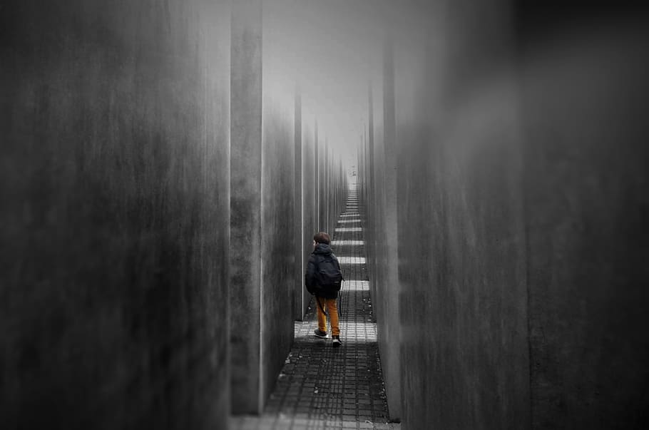 noi, caminar, passadís, perspectiva, monument, gris, Berlín, jueu, ombra, ciment, concret, trist, una persona, longitud completa, de peu, vista del darrere, boira, arquitectura, roba casual, persones reals, adult, roba, solitud, dones, activitat d'oci, a l'aire lliure, dia, bosc, estils de vida, roba calenta, 2K