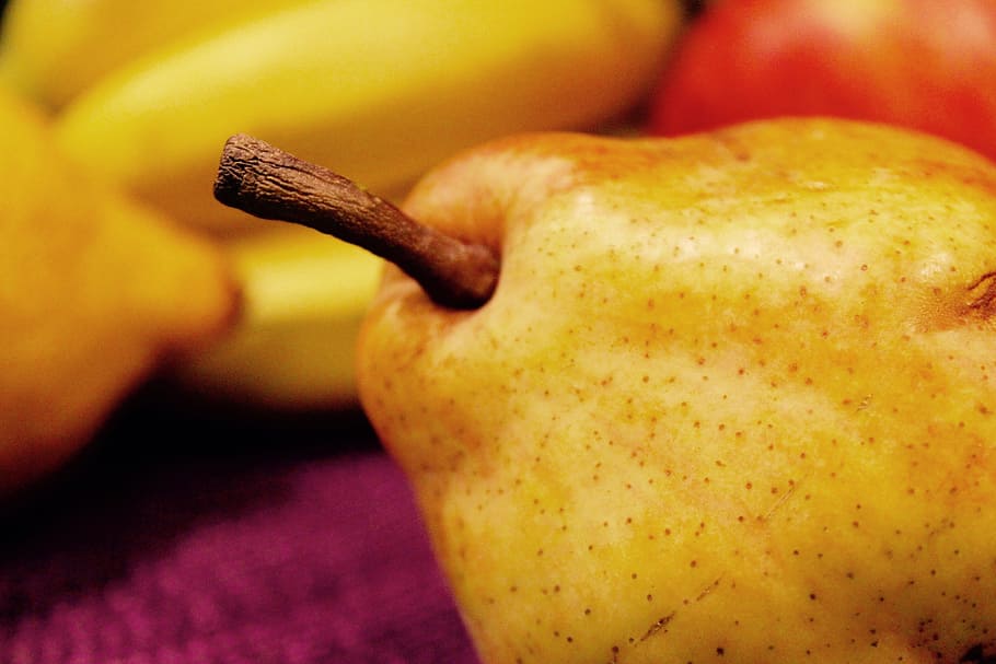fruita, pera, fruita, pera, menjar i beguda, menjar, alimentació saludable, benestar, frescor, primer pla, cap gent, a l'interior, aliments crus, fruita de poma, orgànic, madur, vegetals, centrar-se en primer pla, estil de vida saludable, groc, enfocament selectiu, sol objecte, berenar, menjar vegetarià, 5K