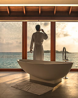 hombre, en pie, junto a, bañera, vistiendo, blanco, bata de baño, siguiente, de pie, dentro, baño, ventana, amanecer, túnica, estar, Mañana, agua, mar, gente real, cielo, barco náutico, nube - cielo, una persona, vista trasera, naturaleza, transporte, día, estilos de vida, adulto, mujer, modo de transporte, paisajes - naturaleza, actividad de ocio, adentro, horizonte sobre el agua, mirando a la vista, lujo, 4K, CC0, dominio público, libre de derechos