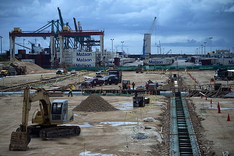 lloc de construcció, guam, núvols, grues, dod, jcccproduct, domini públic, indústria, grua - maquinària de construcció, industria de la construcció, transport, moll comercial, maquinària, estructura construïda, port, negocis, maquinària de construcció, dia, a l'aire lliure, cel, arquitectura, núvol - cel, aigua, naturalesa, moll, desenvolupament, incomplet, equips de construcció, 4K, CC0, domini públic, lliure de regalies
