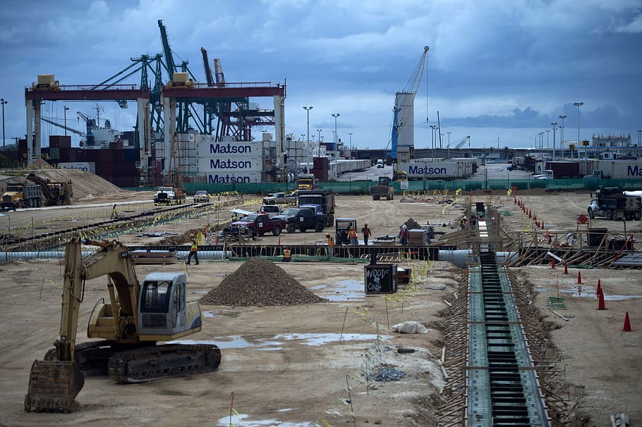 lloc de construcció, guam, núvols, grues, dod, jcccproduct, domini públic, indústria, grua - maquinària de construcció, industria de la construcció, transport, moll comercial, maquinària, estructura construïda, port, negocis, maquinària de construcció, dia, a l'aire lliure, cel, arquitectura, núvol - cel, aigua, naturalesa, moll, desenvolupament, incomplet, equips de construcció, 4K