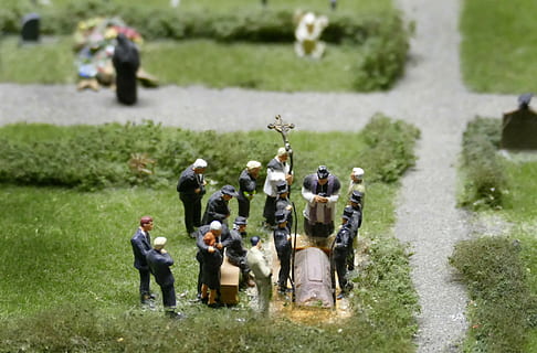 model, funeral, mini, xifres, miniatura, homenet, macro, petit, tancar, tomba, pastor, cementiri, grup de persones, herba, homes, planta, dia, gran grup de persones, persones reals, multitud, naturalesa, adult, dones, camp, terra, a l'aire lliure, longitud completa, vista d’angle alt, grup, militar, uniforme, pagès, 2K, CC0, domini públic, lliure de regalies