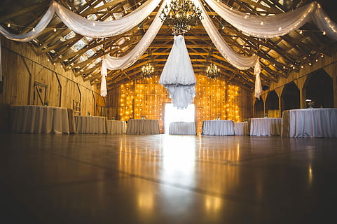 signification de mariage, blanc, table en tissu, couvre, mariage, les tables, sol, réflexion, lumières, architecture, illuminé, structure construite, matériel d'éclairage, à l'intérieur, personne, bâtiment, plafond, à la surface, religion, faible angle de vue, vide, luxe, richesse, absence, croyance, mise au point sélective, lumière, dans une rangée, 4K, CC0, domaine public, libre de droits