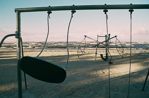 seaside svinger, seaside, svingninger, arkitektur og bybildet, objekter, ingen folk, svinge, utendørs, himmel, lekeplass, vann, henger, industri, natur, utendørs lekeutstyr, metall, dag, land, kjede, sollys, fravær, Strand, parkere, felt, 5K, CC0, offentlig domene, opphavsrett gratis