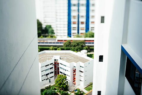 aèria, fotografia, blanc, edifici, concret, construcció en miniatura, arquitectura, paret, arbre, model, estructura construïda, exterior de l'edifici, ciutat, dia, planta, naturalesa, cap gent, a l'aire lliure, finestra, exterior d’edifici d’oficines, gratacels, enfocament selectiu, oficina, alta - alta, funció de construcció de parets, torre, apartament, 5K, CC0, domini públic, lliure de regalies