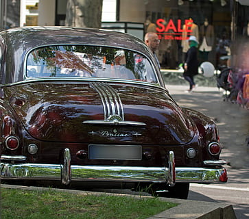 auto, Pontiac, vecchi tempi, cromo, sistema di trasporto, veicolo, strada, traffico, modo di trasporto, mezzi di trasporto, persone accessorie, architettura, veicolo a motore, veicolo terrestre, città, giorno, testo, struttura costruita, esterno dell'edificio, concentrarsi sulle conoscenze acquisite, all'aperto, persone, persone reali, 4K, CC0, dominio pubblico, privo di copyright
