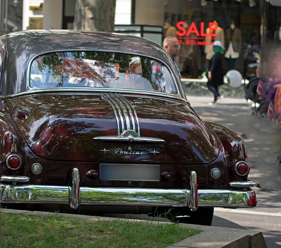 automàtic, pontiac, oldtimer, crom, sistema de transport, vehicle, carretera, trànsit, manera de transport, transport, persones incidentals, arquitectura, cotxe, automòbil, vehicle terrestre, ciutat, dia, text, estructura construïda, exterior de l'edifici, centrar-se en primer pla, carrer, a l'aire lliure, gent, persones reals, 4K
