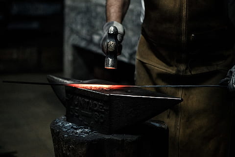 broyeur, ferronnerie, foncé, industrie, personnes, brûlant, Feu, chaleur - température, une personne, flamme, feu - phénomène naturel, Occupation, art et Artisanat, en portant, à l'intérieur, artisanat, forgeron, travail, métal, industrie métallurgique, outil de travail, atelier, main humaine, section médiane, main, préparation, compétence, fusion, 1080P, CC0, domaine public, libre de droits