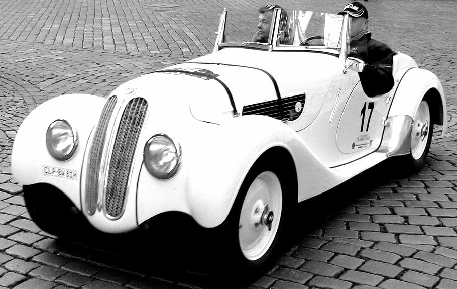 bmw, automàtic, oldtimer, cotxe, esport, esport de motor, estil retro, carrer, velocitat, manera de transport, transport, automòbil, vehicle terrestre, ciutat, llambordes, cap gent, dia, faro, cotxe d'època, estacionari, arquitectura, vista d’angle alt, a l'aire lliure, sendera, luxe, 2K