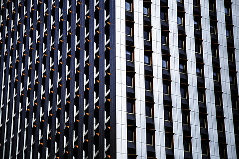 foto, nero, grigio, calcestruzzo, alto, edificio, grattacielo, costruzione, nero e grigio, alto edificio, finestra, architettura, Torre, edificio per uffici, esterno dell'edificio, scena urbana, struttura costruita, vetro - materiale, moderno, città, distretto del centro, attività commerciale, facciata, riflessione, architettura ed edifici, vita di città, alto - alto, all'aperto, di fila, fotogramma intero, sfondi, giorno, nessuno, modello, Inquadratura dal basso, ripetizione, edificio per uffici esterno, ufficio, fianco a fianco, natura, design, 5K, CC0, dominio pubblico, privo di copyright