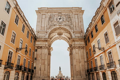 arco di cemento marrone, arco tra gli edifici, architettura, pietra, finestra, orologio, arco, struttura costruita, esterno dell'edificio, destinazioni di viaggio, storia, il passato, turismo, città, viaggio, cielo, nessuno, natura, giorno, monumento, Inquadratura dal basso, costruzione, all'aperto, memoriale, stile gotico, ornato, stile classico, 4K, CC0, dominio pubblico, privo di copyright