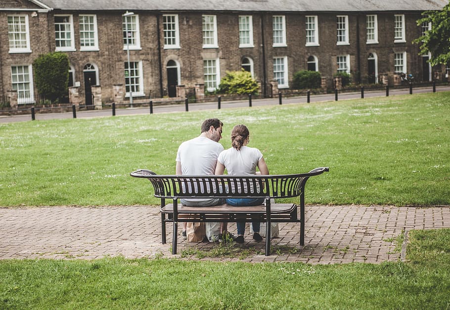 home, dona, assegut, banc, frontal, edifici, durant el dia, home i dona, parella, arbre, parc, herba, a l'aire lliure, dones, homes, adult, gent, somrient, amor, ètnia caucàsica, parella heterosexual, unió, parella - relació, parc - l'home va fer espai, família, felicitat, estils de vida, imatge en color, dues persones, esposa, femelles, alegre, marit, dia, casat, mascles, mig adult, homes de mitjana edat, planta, emoció positiva, seient, longitud completa, relaxació, persones reals, arquitectura, al voltant del braç, 4K