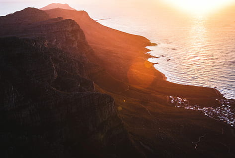 felsig, Berg, Ozean, Antenne, Fotografie, Karosserie, Wasser, golden, Stunde, Sonnenuntergang, Cliff, Klippenseite, Rock, Rock - Objekt, solide, Natur, Schönheit in der Natur, Umgebung, Sonnenlicht, Szenen - Natur, Felsformation, Land, Himmel, keine Leute, Landschaft, Reiseziele, Nicht-städtische Szene, Reise, draußen, 5K, CC0, gemeinfrei, lizenzfrei