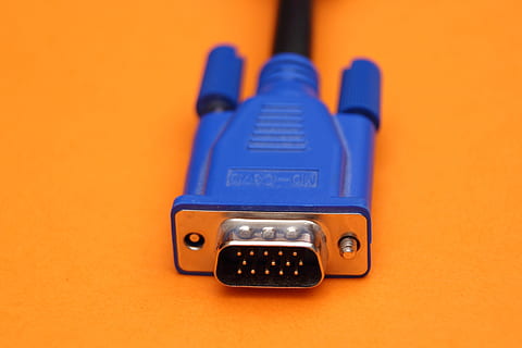 pc, prop, forbindelse, perifer, vga, skærm, hardware, EDP, tilslutningskablet, computer, computer tilbehør, teknologi, makro, tæt på, udstyr, kabel, musik, retro stylet, studio skud, indendørs, gammeldags, ingen mennesker, blå, orange farve, enkelt objekt, farvet baggrund, skåret ud, meddelelse, trådløs teknologi, nummer, stilleben, selektiv fokusering, gul, elektrisk udstyr, Strømforsyning, 5K, CC0, offentligt domæne, royaltyfrie
