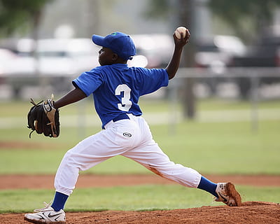 ragazzo che gioca a baseball, baseball, brocca, pitching, azione, lancio, piccola lega, palla, sport, atleta, campo, squadra, concorrenza, gioco, giocatore, tumulo, infield, all'aperto, uniforme, intonazione, gettare, giocando, verde, messa a fuoco, movimento, erba, ragazzi, bambino, infanzia, baseball - sport, maschi, una persona, uomini, concentrarsi sulle conoscenze acquisite, lunghezza intera, capi di abbigliamento, giorno, uniforme da baseball, guanto da baseball, attività di svago, palla da baseball, abbigliamento sportivo, uniforme sportiva, braccia alzate, 2K, CC0, dominio pubblico, privo di copyright