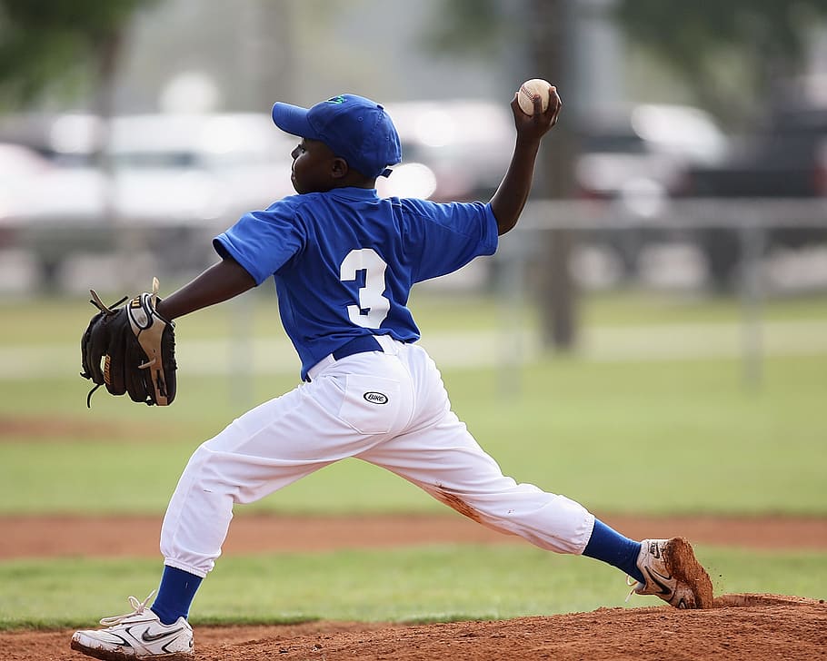 nen jugant al beisbol, beisbol, llançador, pitching, acció, llançar, petita lliga, pilota, esport, atleta, camp, equip, competició, joc, jugador, monticle, camp d'influència, a l'aire lliure, uniforme, Brea, jugant, verd, focus, moviment, herba, nois, nen, infància, beisbol - esport, mascles, una persona, homes, centrar-se en primer pla, longitud completa, roba, dia, uniforme de beisbol, guant de beisbol, activitat d'oci, pilota de beisbol, roba esportiva, uniforme esportiu, braços aixecats, 2K